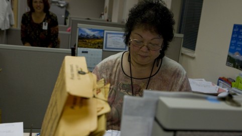 女人在处理文件。