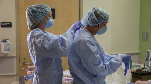 两名医护人员穿好衣服准备进行手术