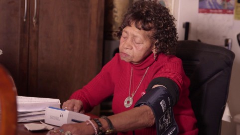 一位老妇人在自己家里量血压